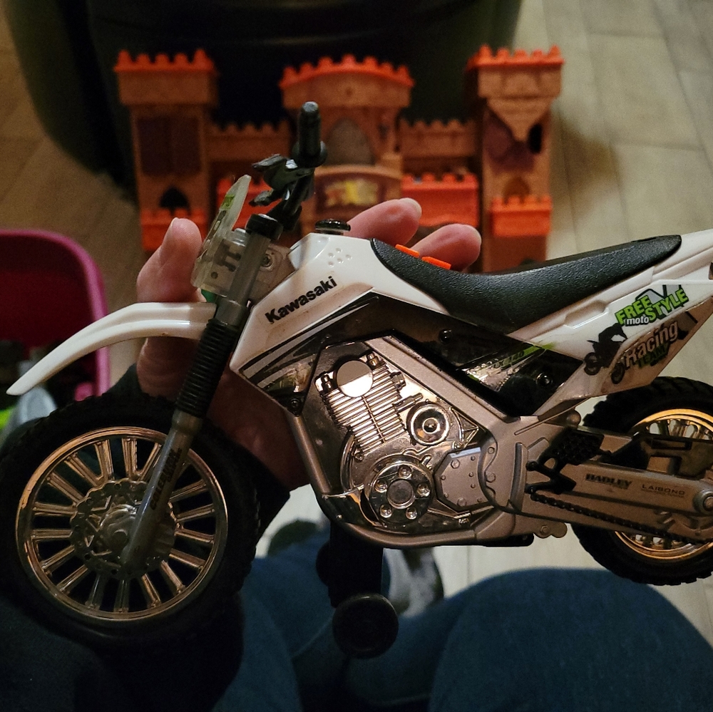 TOY STATE KAWASAKI KLX140 ROAD RIPPERS WHEELIE BIKE MOTOCROSS
